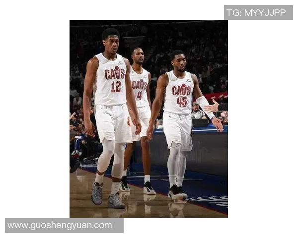 老队友重聚骑士公牛赛前米切尔阿伦与奥科罗亲切交流回忆往昔